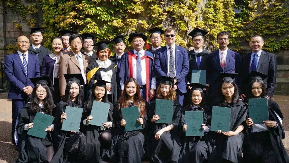 Custos crescentes e regras de visto mais rígidas levam estudantes chineses a repensar diplomas no Reino Unido