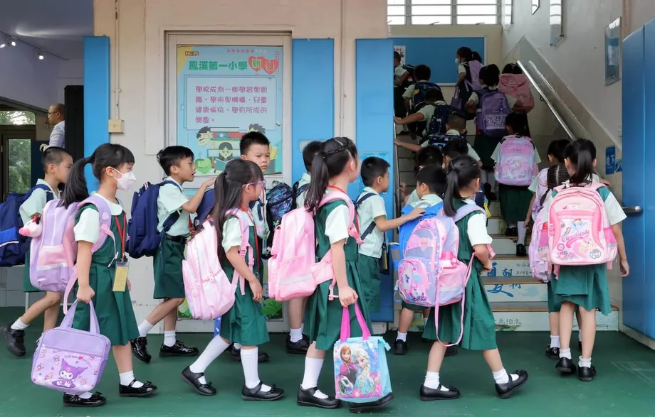Novo currículo de inglês de Hong Kong: segurança nacional e patriotismo ganham destaque nas escolas primárias