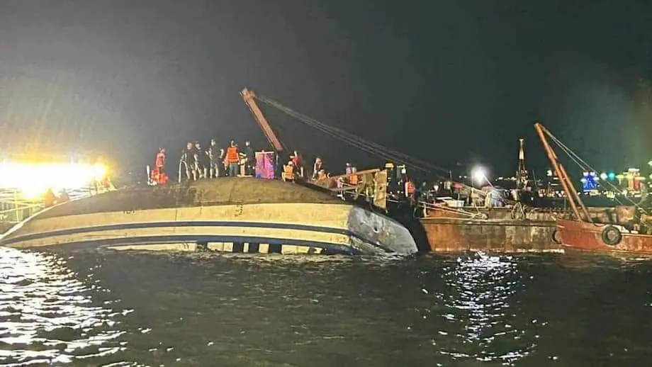 Barco turístico naufraga na Baía de Ha Long: dezenas morrem no pior desastre marítimo do Vietnã em anos