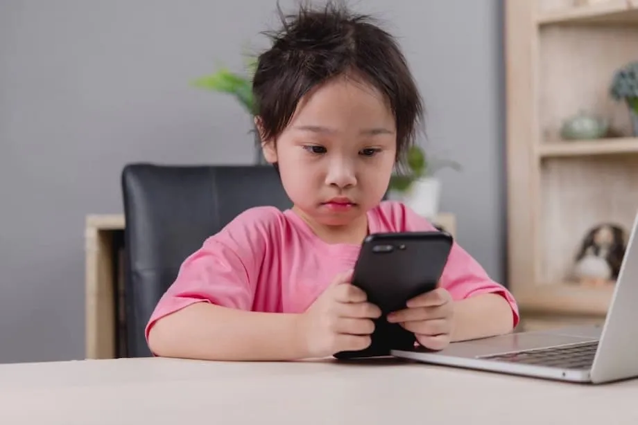 Pais japoneses enfrentam dificuldades para manter hábitos de estudo e controlar o tempo de tela dos filhos nas férias de verão