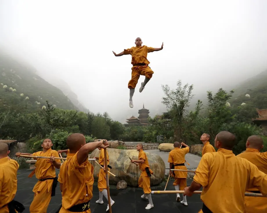 Abade do Templo Shaolin, Shi Yongxin, é investigado: desvio de recursos, escândalo e o futuro de um ícone global