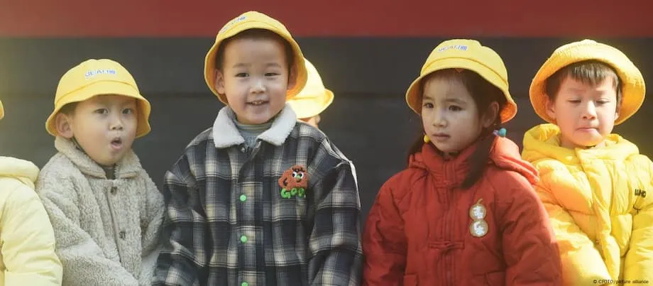 Subsídio infantil de US$ 500 na China: incentivos em dinheiro podem reverter a crise de natalidade?
