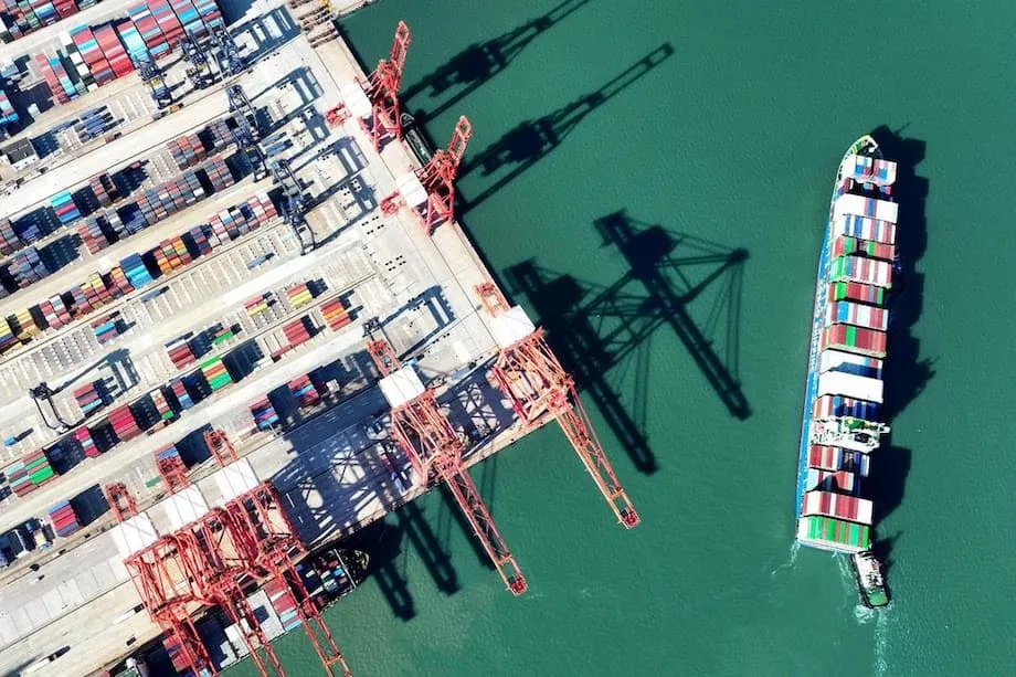 EUA mira transbordos no Sudeste Asiático em escalada da guerra comercial com a China: impactos, respostas e o futuro das cadeias globais de suprimentos