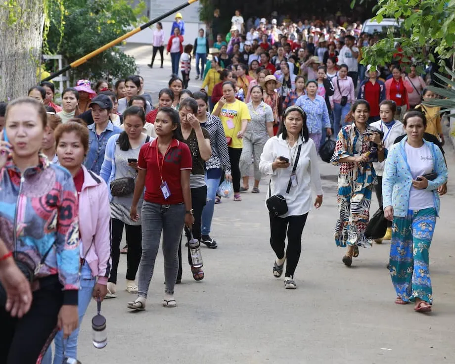 Trabalhadores do setor de confecções do Camboja enfrentam incerteza enquanto tarifas dos EUA ameaçam empregos e estabilidade econômica