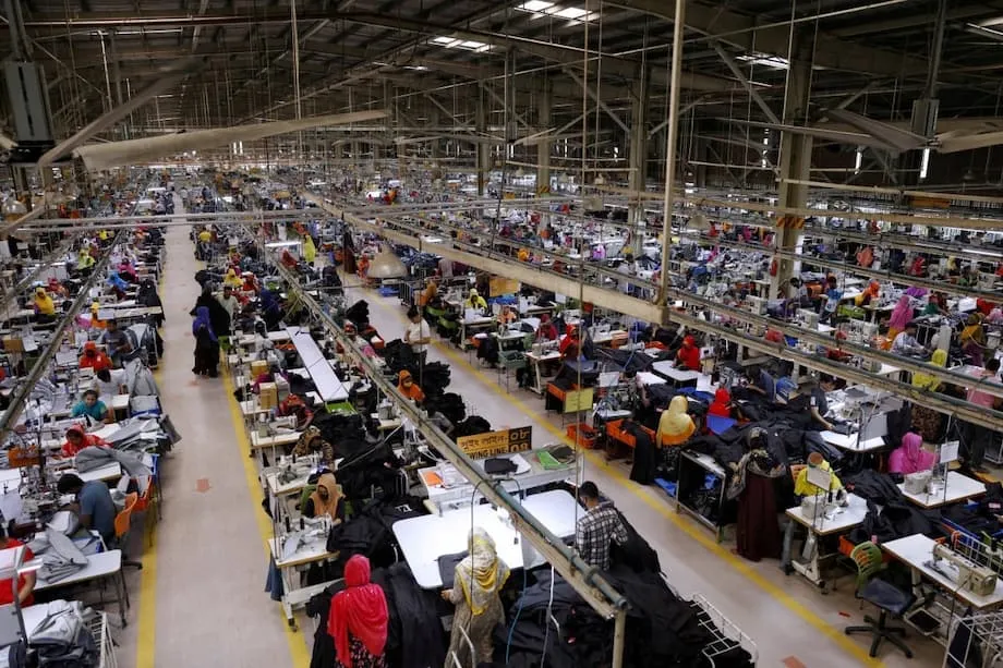 Setor de vestuário de Bangladesh em uma encruzilhada: redução das tarifas dos EUA, concorrência regional e o futuro do comércio global