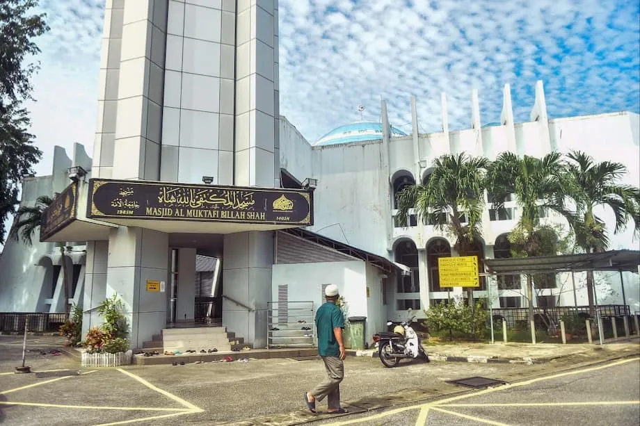 Repressão em Terengganu contra muçulmanos que faltam às orações de sexta-feira: uma análise aprofundada da aplicação das leis religiosas na Malásia