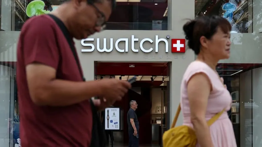 Swatch enfrenta reação negativa na China por anúncio com gesto de “olhos puxados”: o que deu errado e o que isso significa para as marcas globais