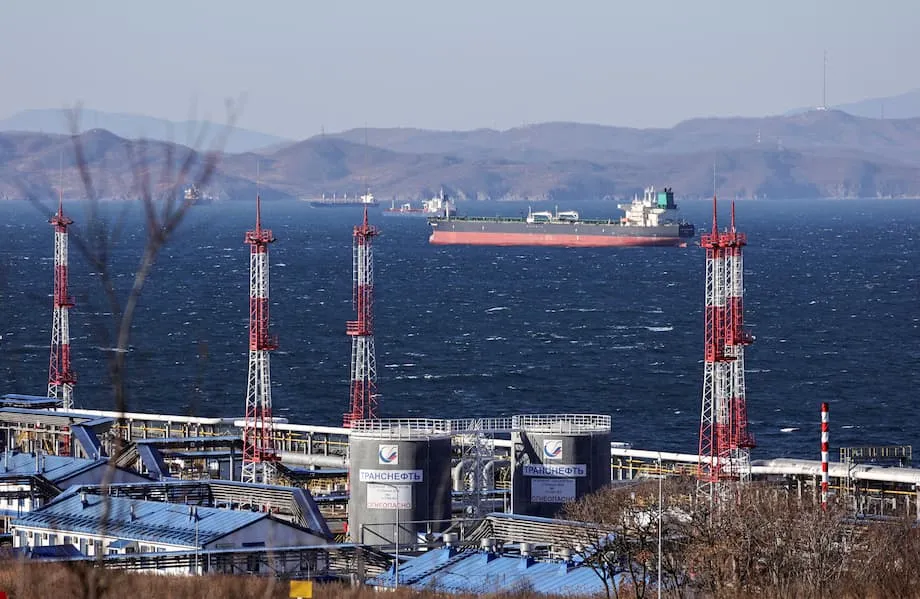 China amplia importações de petróleo russo enquanto tarifas dos EUA atingem a Índia: geopolítica, comércio e o futuro dos fluxos globais de energia