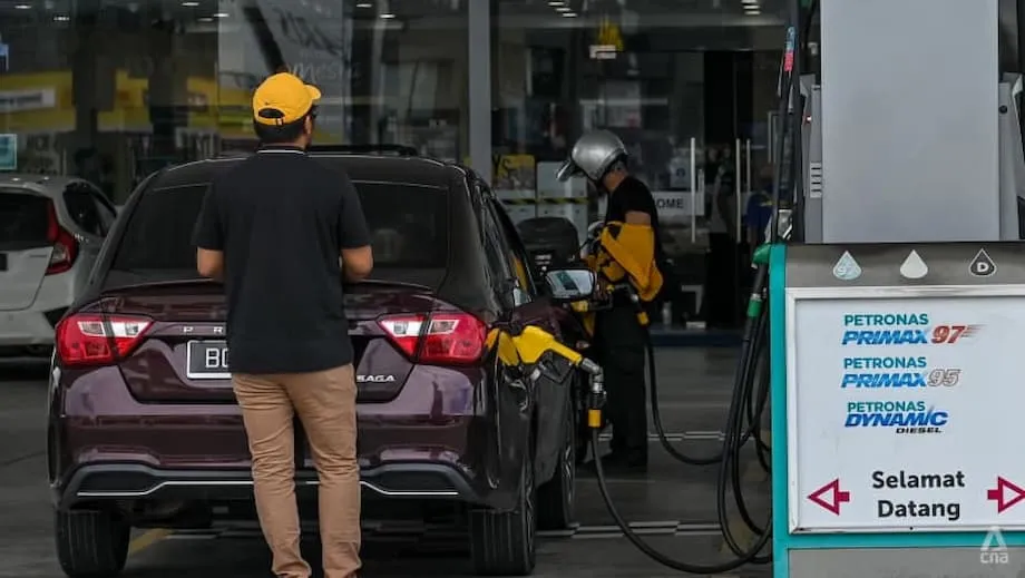 Novos critérios para subsídio à gasolina na Malásia: imóveis e carros de luxo vão determinar quem tem direito