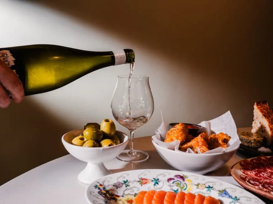 Revolution no Fritz Hansen Place: como o bar de vinhos RVLT se tornou o destino mais inovador de Singapura para gastronomia e design