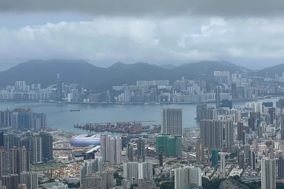 Escândalo da água engarrafada em Hong Kong: falhas nas compras públicas, desconfiança da população e pedidos de reforma