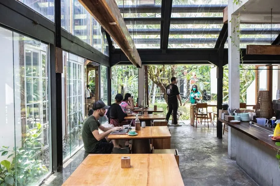 Silêncio nos cafés: repressão aos direitos autorais musicais na Indonésia transforma espaços públicos e provoca debate nacional
