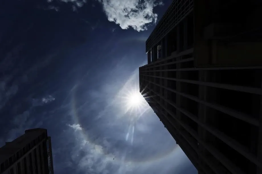Um raro halo solar encanta Singapura: ciência, espetáculo e repercussão nas redes sociais