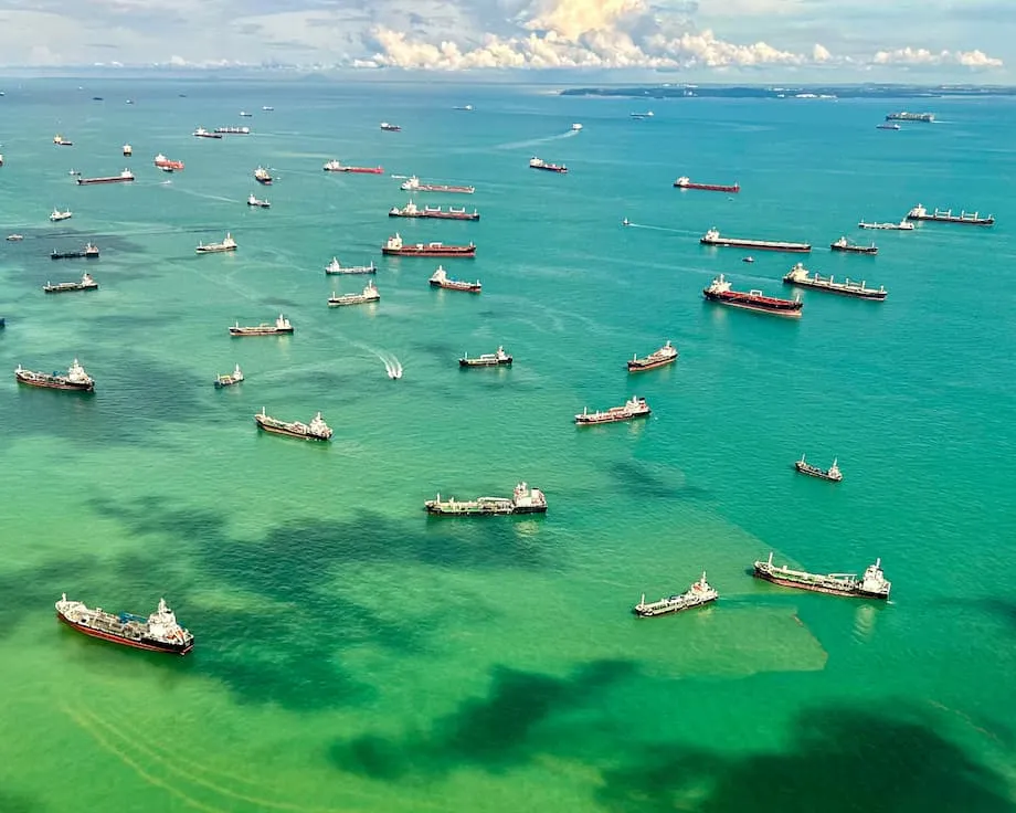 Aumento da pirataria e dos roubos armados nos estreitos de Malaca e Singapura: causas, impactos e medidas de combate