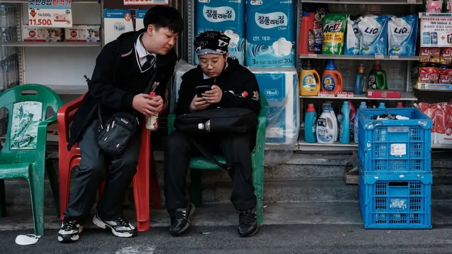 Coreia do Sul aprova lei histórica que proíbe celulares nas escolas: uma análise aprofundada do debate, dos impactos e do contexto global