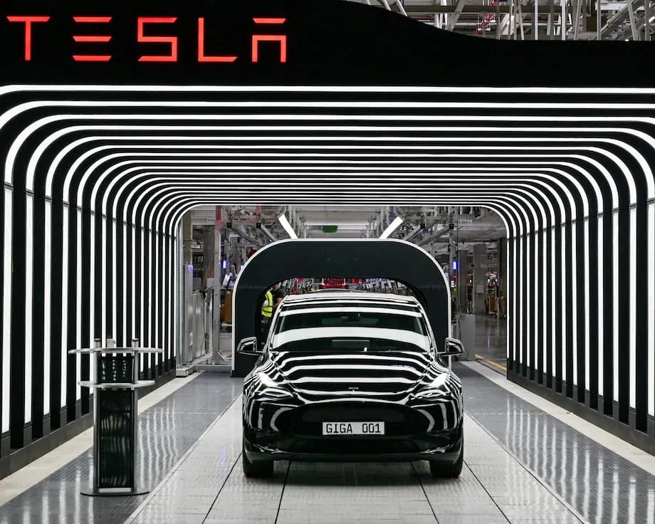 Vendas da Tesla despencam na Europa enquanto a BYD avança: o que está por trás da reviravolta nos carros elétricos?