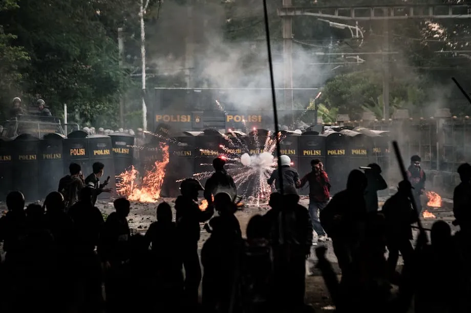 Indonésia explode em protestos após veículo policial matar entregador: revolta, violência e pedidos de reforma