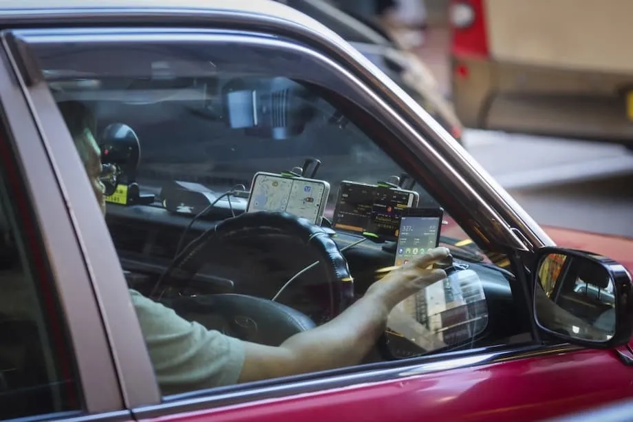 Hong Kong limitará o número de celulares no painel dos veículos a partir de 2026: o que os motoristas precisam saber