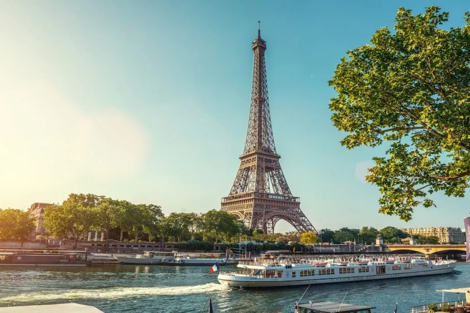 Turistas chineses impulsionam boom turístico em Paris em 2025: o que está por trás da alta e como a cidade está reagindo