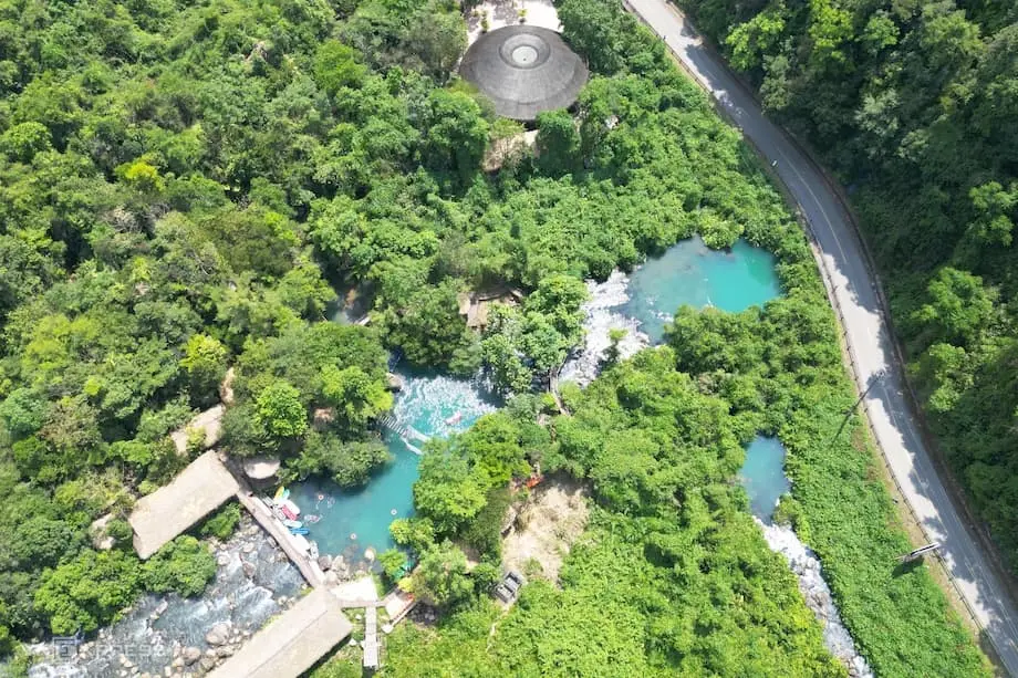 O Parque Nacional Phong Nha-Ke Bang, no Vietnã, recebe viajantes no místico riacho Mooc