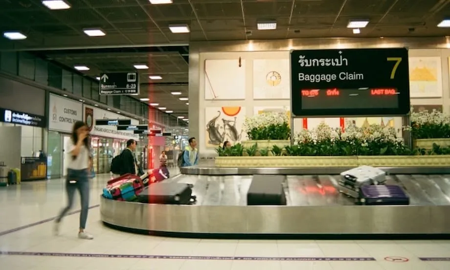 Aeroportos da Tailândia e do Vietnã adotam abordagens diferentes para excesso de bagagem: cultura de atendimento em destaque