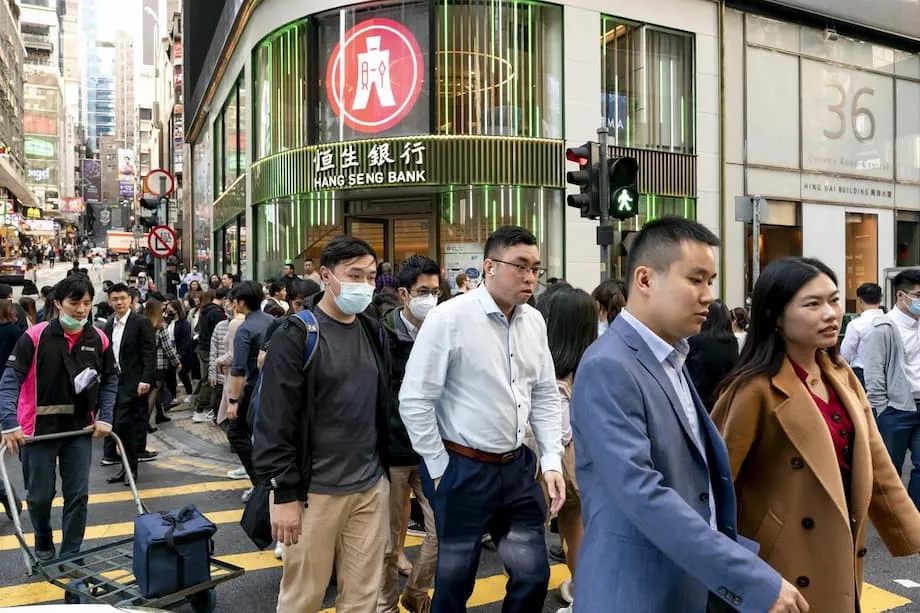 Chegada de talentos da China continental põe à prova mercado de trabalho, salvaguardas políticas e coesão social de Hong Kong