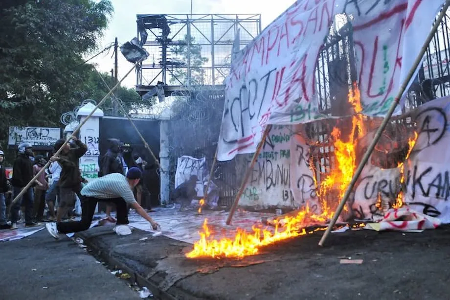 Gás lacrimogêneo em universidades de Bandung expõe indignação crescente com a desigualdade e a atuação policial