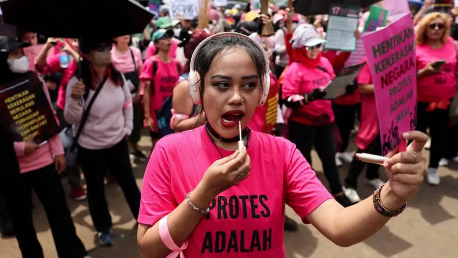 Rosa da coragem, verde do herói: mulheres indonésias lideram protestos nacionais contra a violência policial e os privilégios políticos