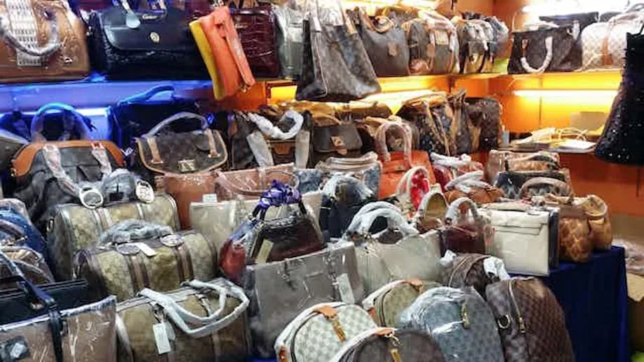 Vídeos no TikTok promovem bolsas de luxo falsificadas da China em meio à disputa tarifária