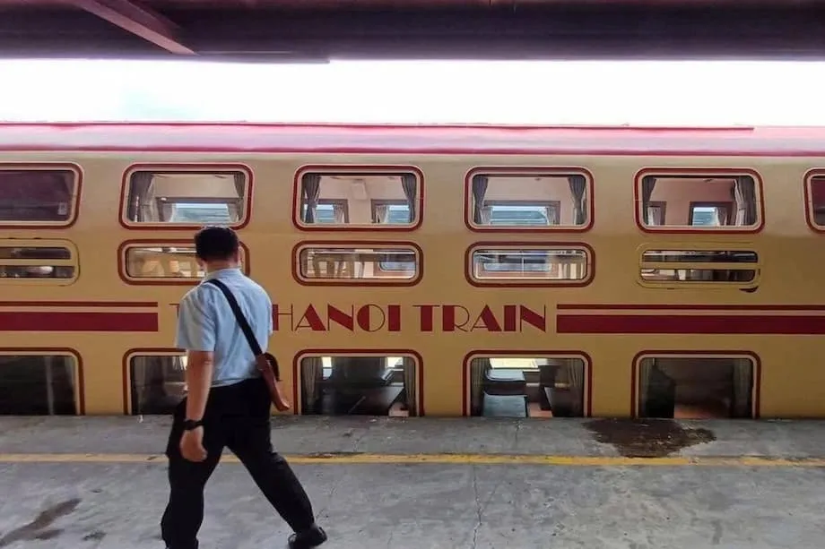 Trem turístico de Hanói transforma viagem de trem em palco cultural