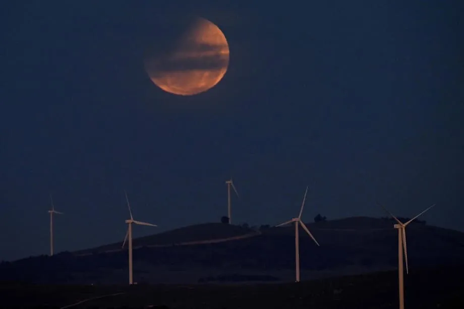 Lua de sangue brilhará sobre o Japão em raro eclipse lunar total na madrugada de segunda-feira