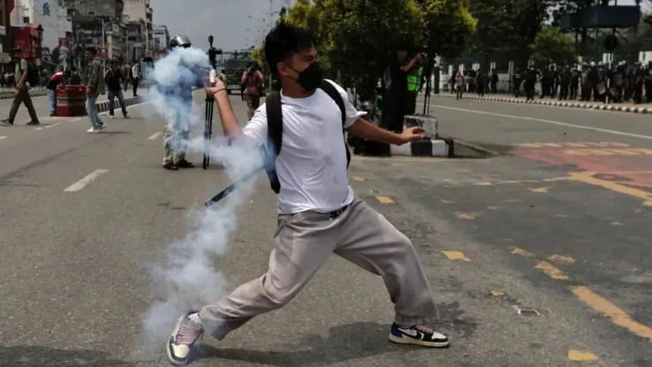 Protestos da Geração Z no Nepal deixam 19 mortos em meio a confronto por bloqueio das redes sociais e corrupção