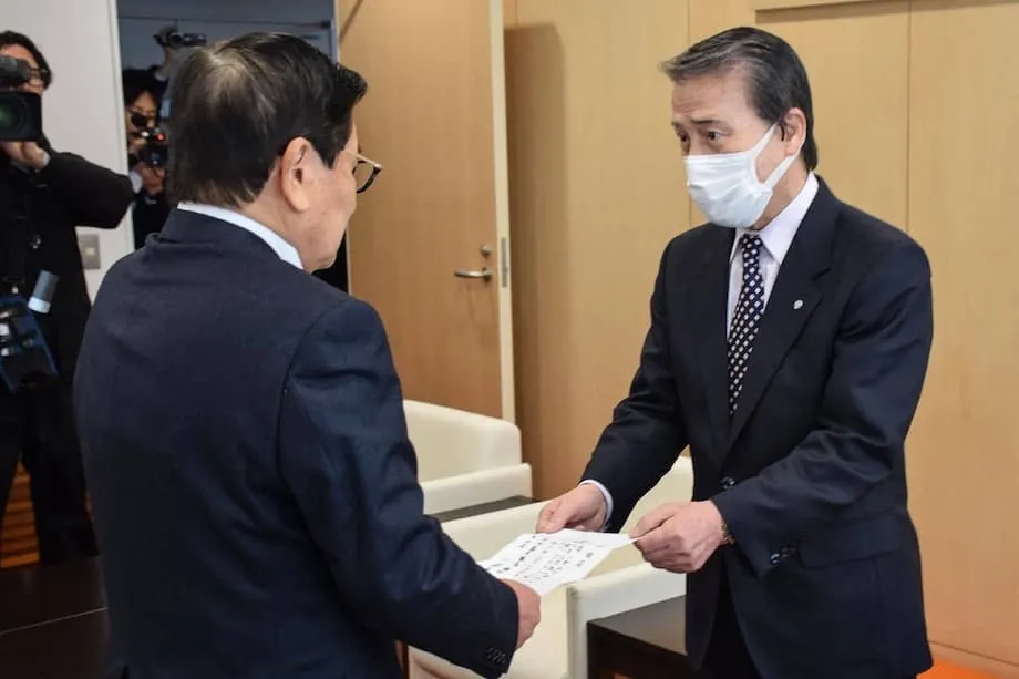 Revolta no Japão após ex-prefeito acusado de assédio conquistar vaga na assembleia municipal