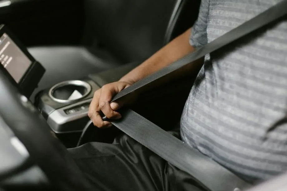 Malásia deve exigir cinto de segurança de todos nos carros particulares enquanto o JPJ intensifica ações de segurança