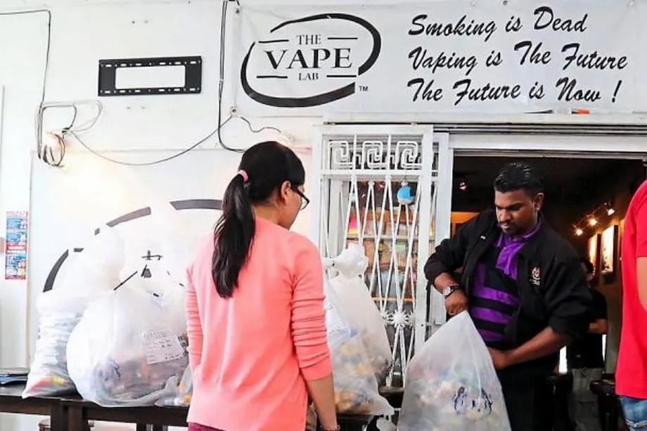 Malásia vai proibir o vaping em todo o país por etapas, em meio a intenso debate