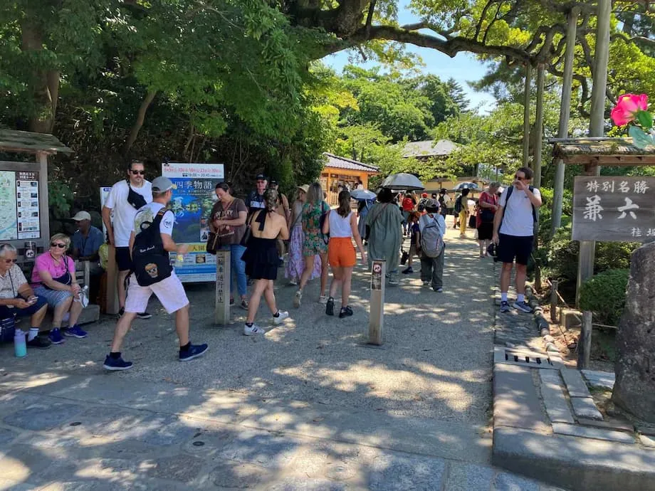 Kanazawa atrai mais turistas ocidentais do que do Leste Asiático e desafia o padrão do turismo no Japão