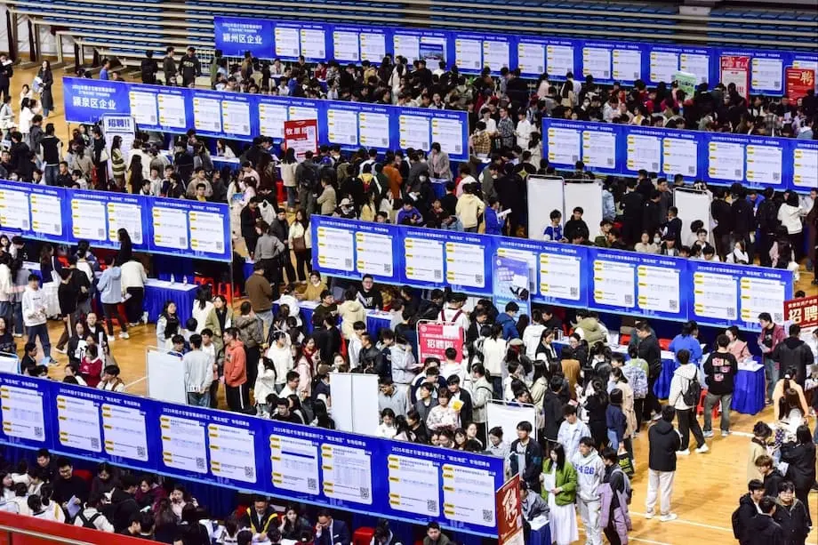 Desemprego entre jovens na China atinge maior nível em dois anos, enquanto número recorde de formandos enfrenta contratações fracas