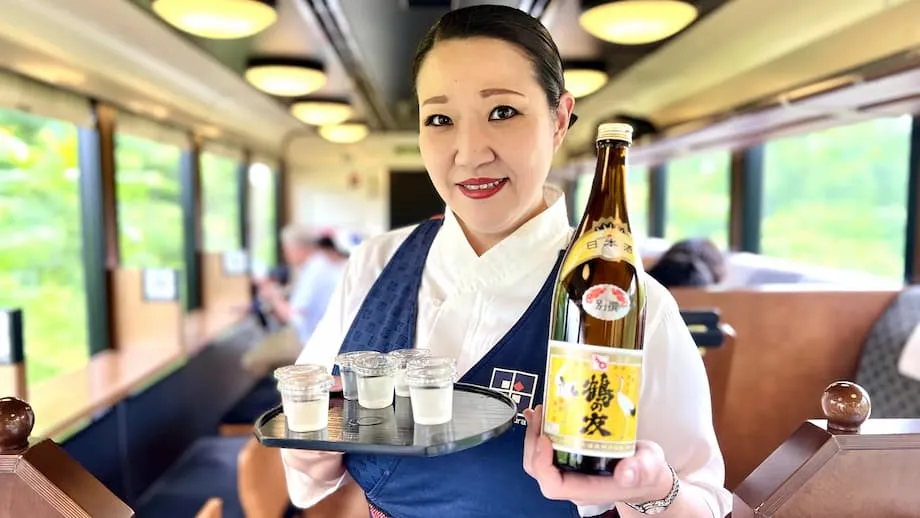 Viajando pelo país da neve do Japão no trem do saquê de Niigata