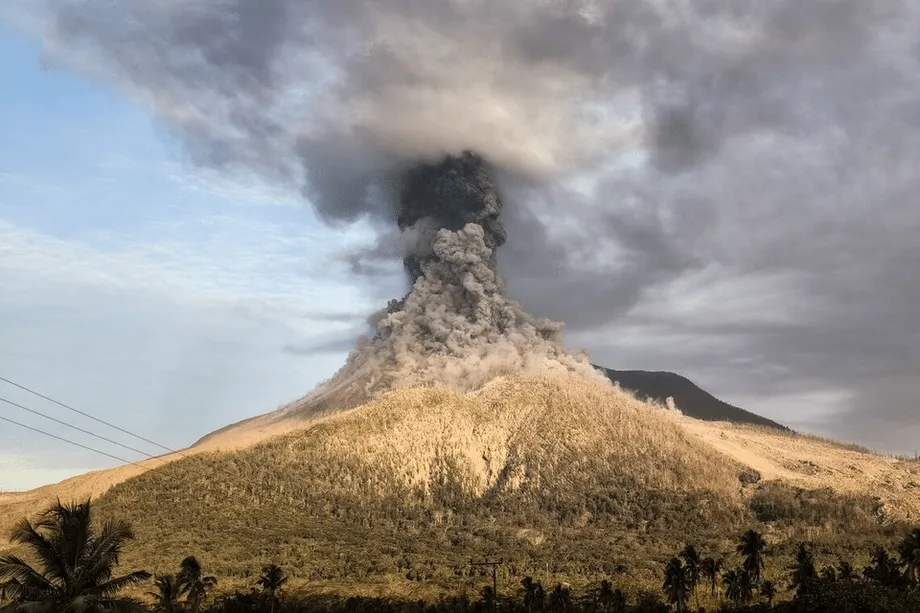 Indonésia eleva nível de alerta após erupção do vulcão Lewotobi Laki-Laki
