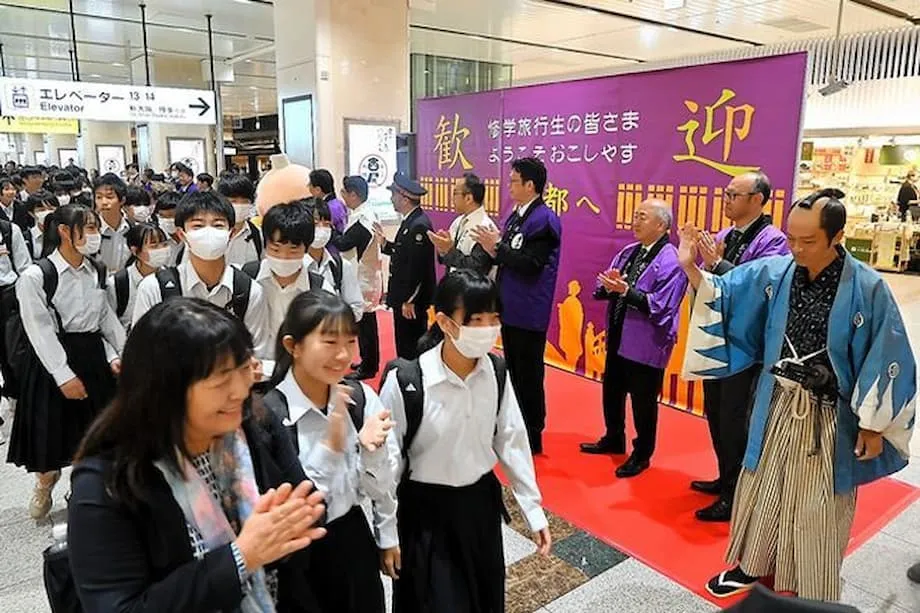 Multidões em Kyoto levam escolas japonesas a repensar excursões escolares