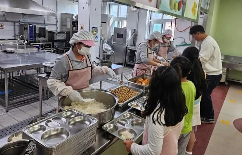 As merendas escolares virais da Coreia e as mulheres que pagam o preço