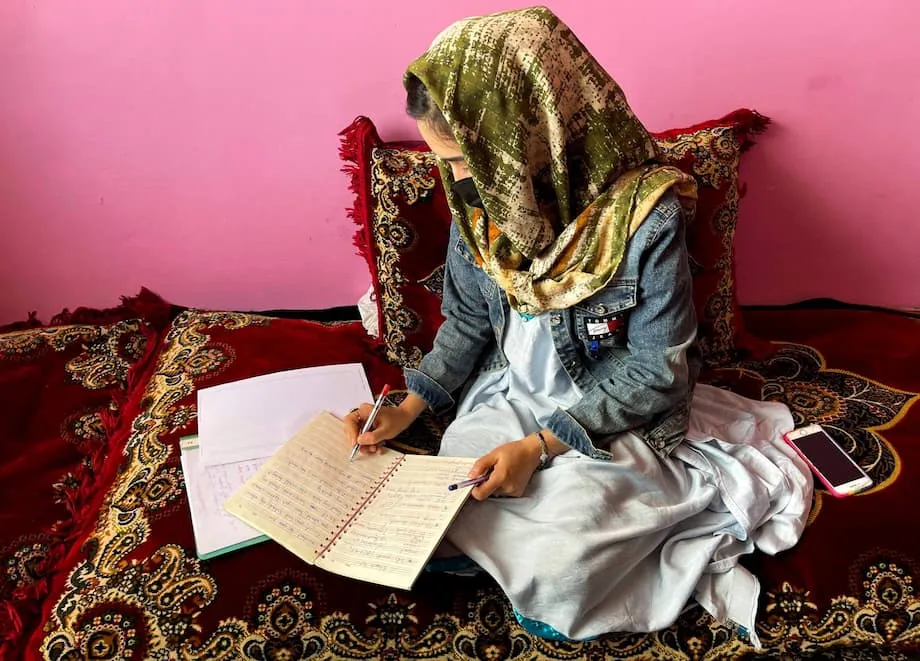 Apagão de internet do Talibã devasta a educação de meninas afegãs