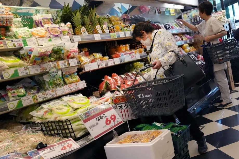 Preços em alta, orçamento apertado: por que a inflação é a principal preocupação das famílias japonesas