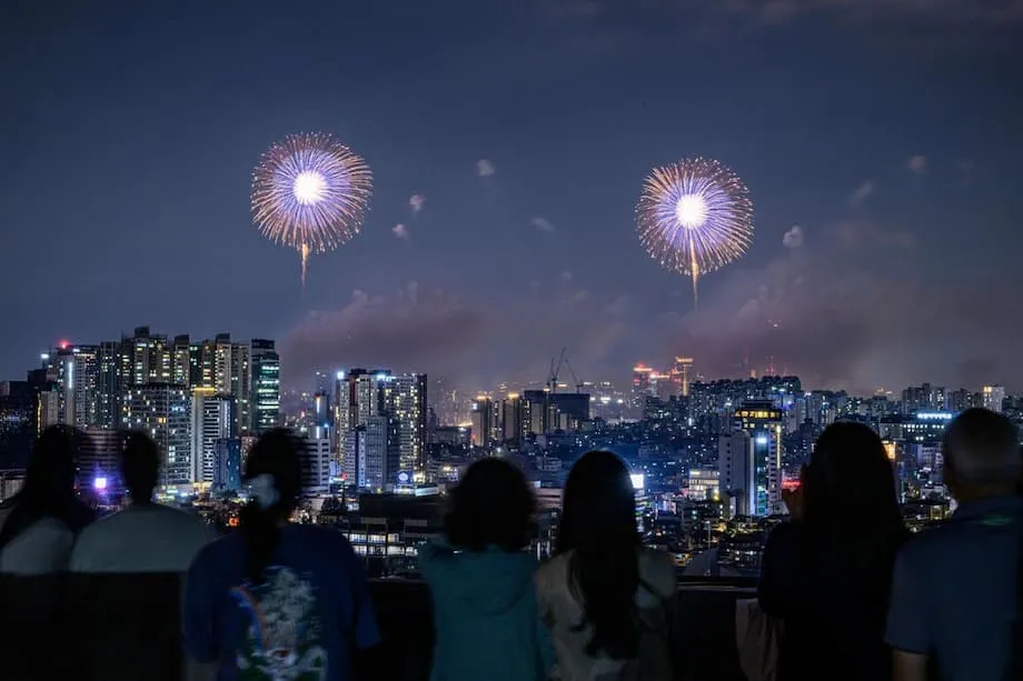 Um milhão de pessoas se reúne enquanto o Festival Internacional de Fogos de Artifício de Seul ilumina o rio Han