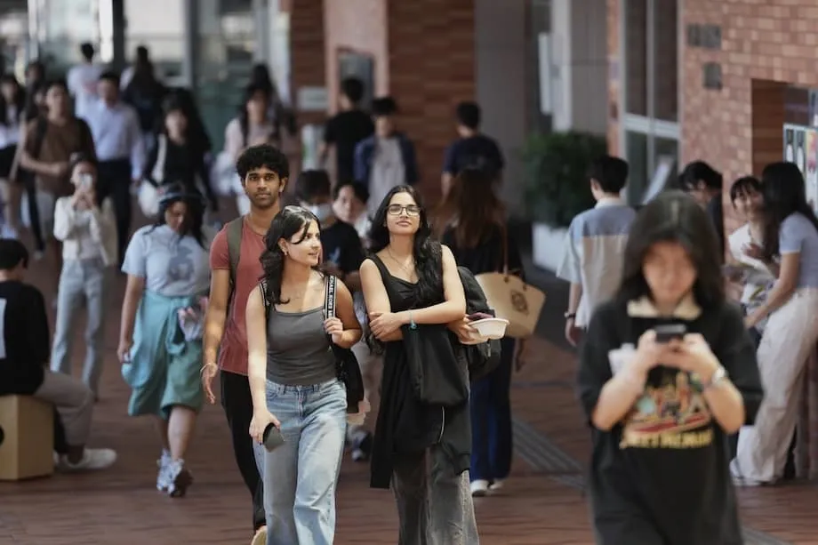 Hong Kong elevará para 50% o limite de estudantes não locais, com foco em moradia e integração