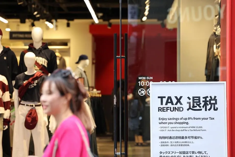 Coreia do Sul recebe grupos de turistas chineses sem visto, enquanto comércio e hotéis se preparam