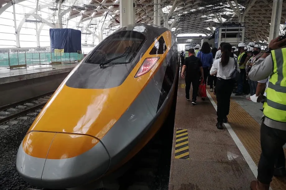 Indonésia inicia negociações de dívida com a China para a ferrovia de alta velocidade Whoosh