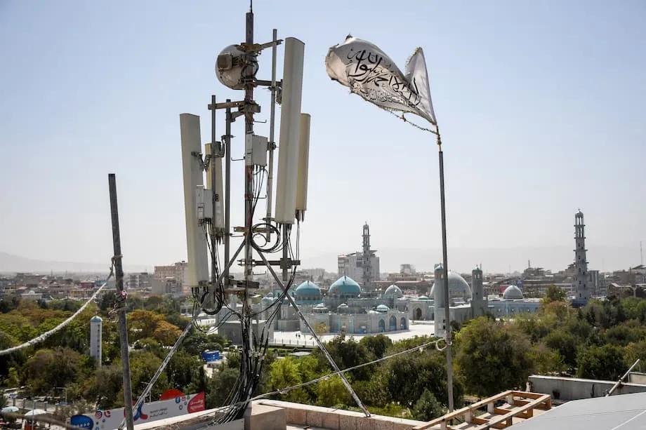 Afeganistão fica às escuras após Talibã impor corte de 48 horas na internet e na telefonia