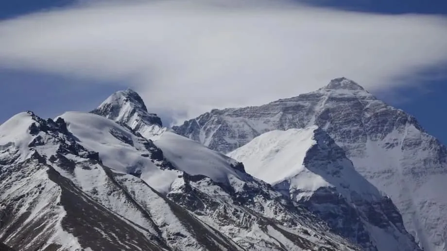 Trilheiros são resgatados no Everest após nevasca deixar centenas presos