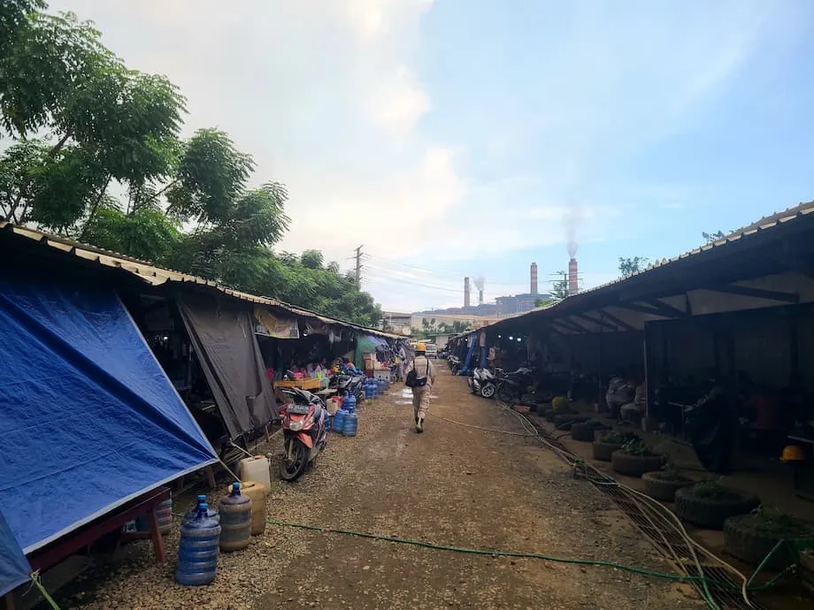 Boom do níquel na Indonésia, impulsionado por trabalhadores chineses, enfrenta desafios de segurança e ambientais
